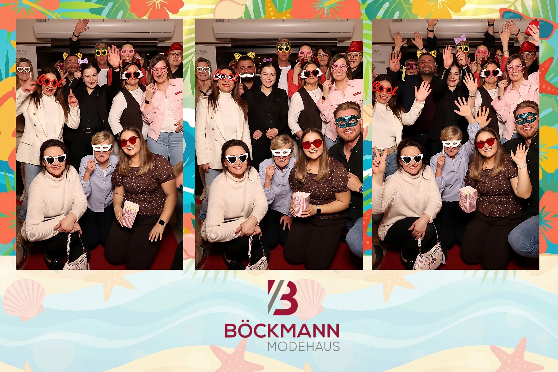 Große Gruppe mit Requisiten an der Fotobox – Böckmann Modehaus Event