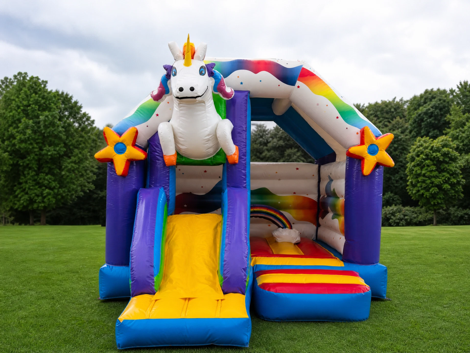 Einhorn Hüpfburg in Frontansicht auf einer Rasenfläche