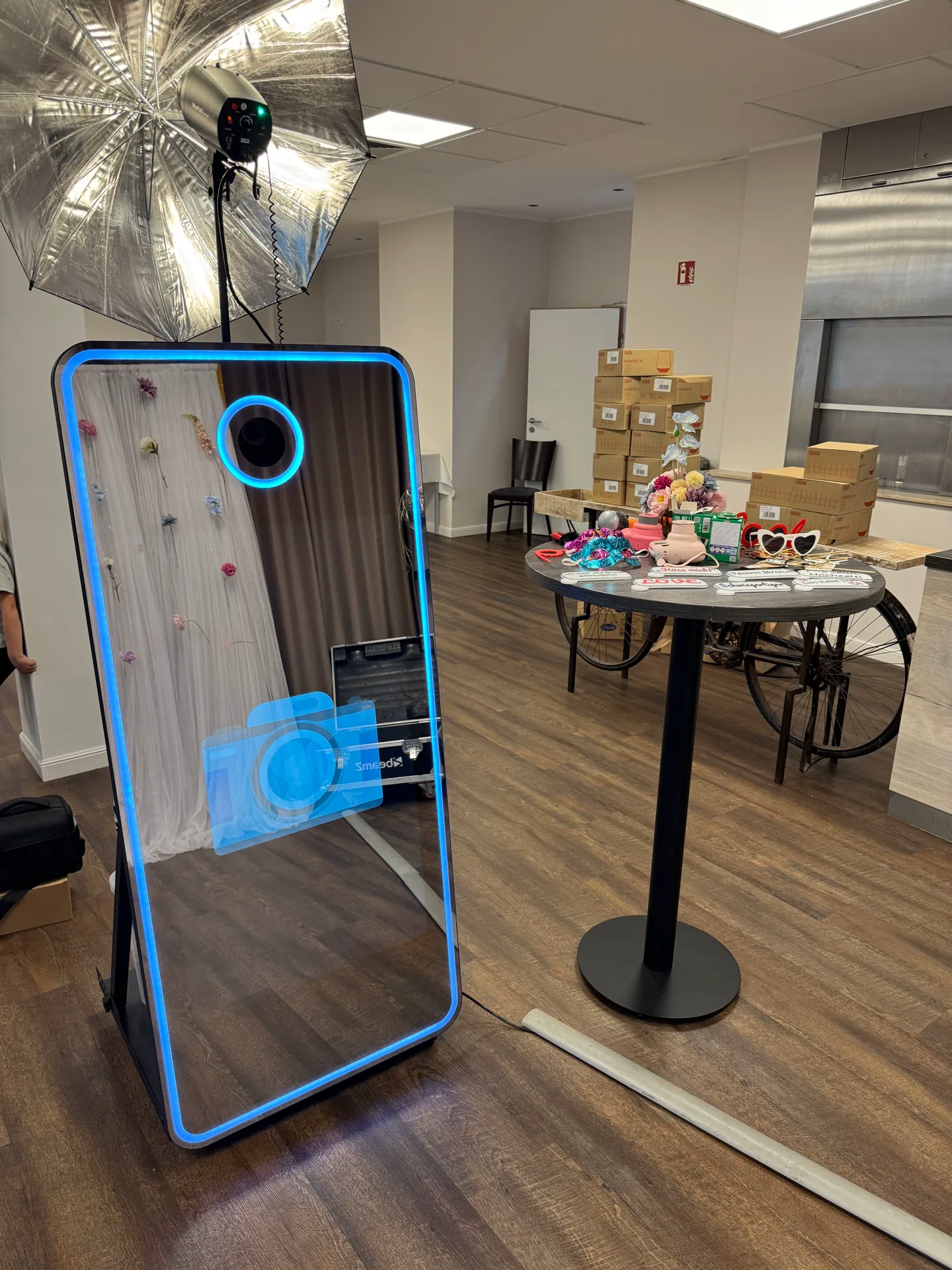 Magic Mirror mit blauem LED-Rahmen und Requisiten