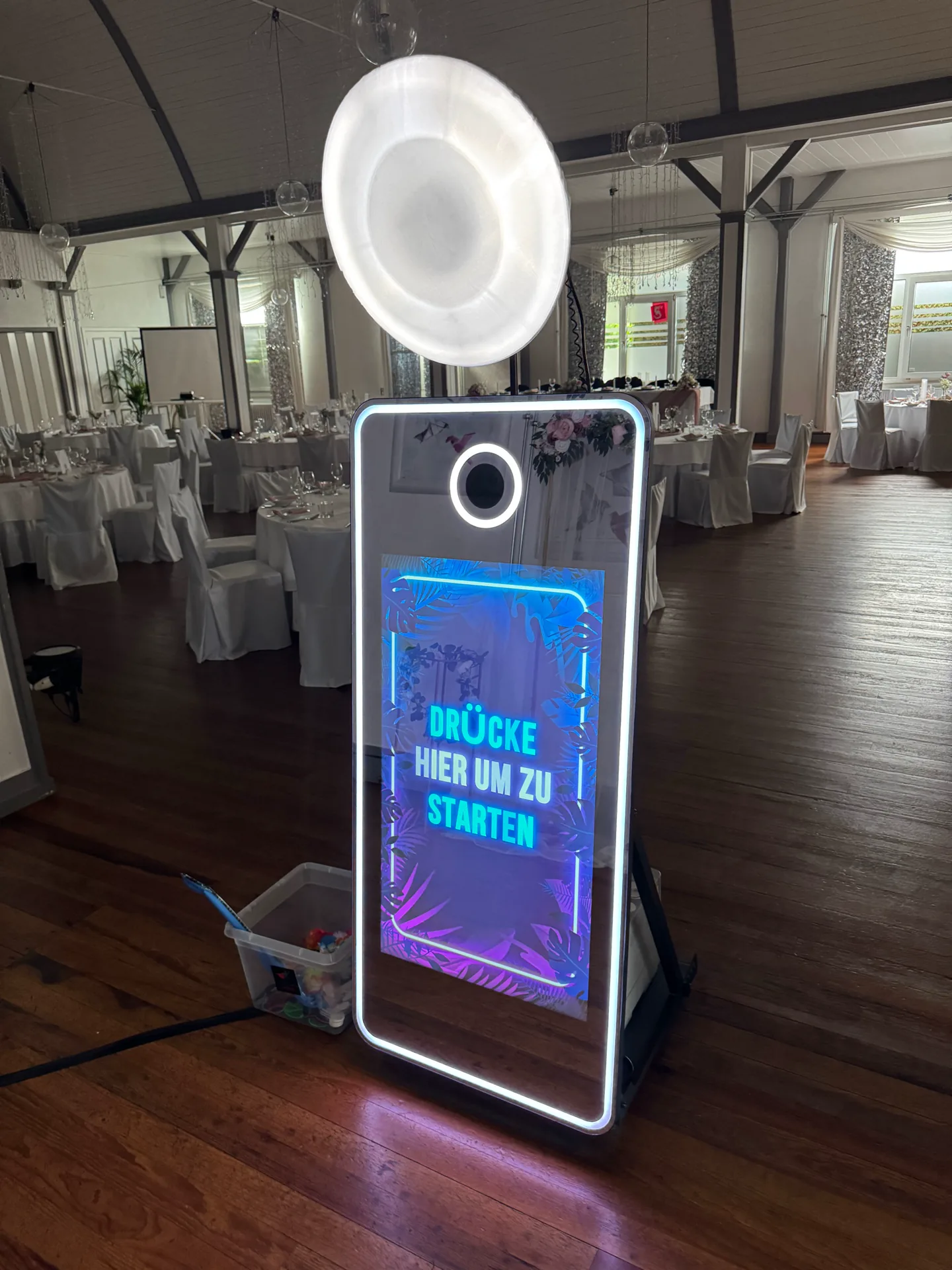 Magic Mirror in einer festlich dekorierten Eventhalle
