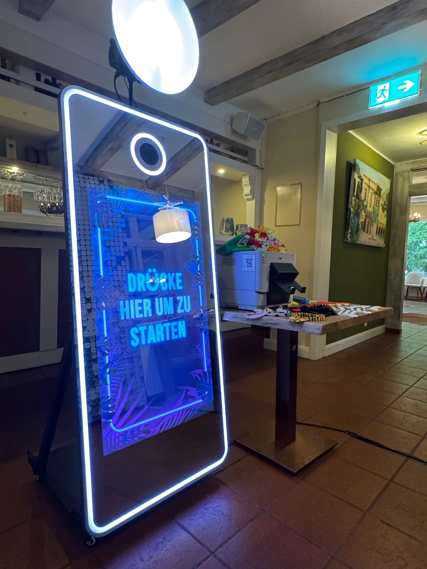 Magic Mirror mit Drucker und Requisiten beim Eventaufbau