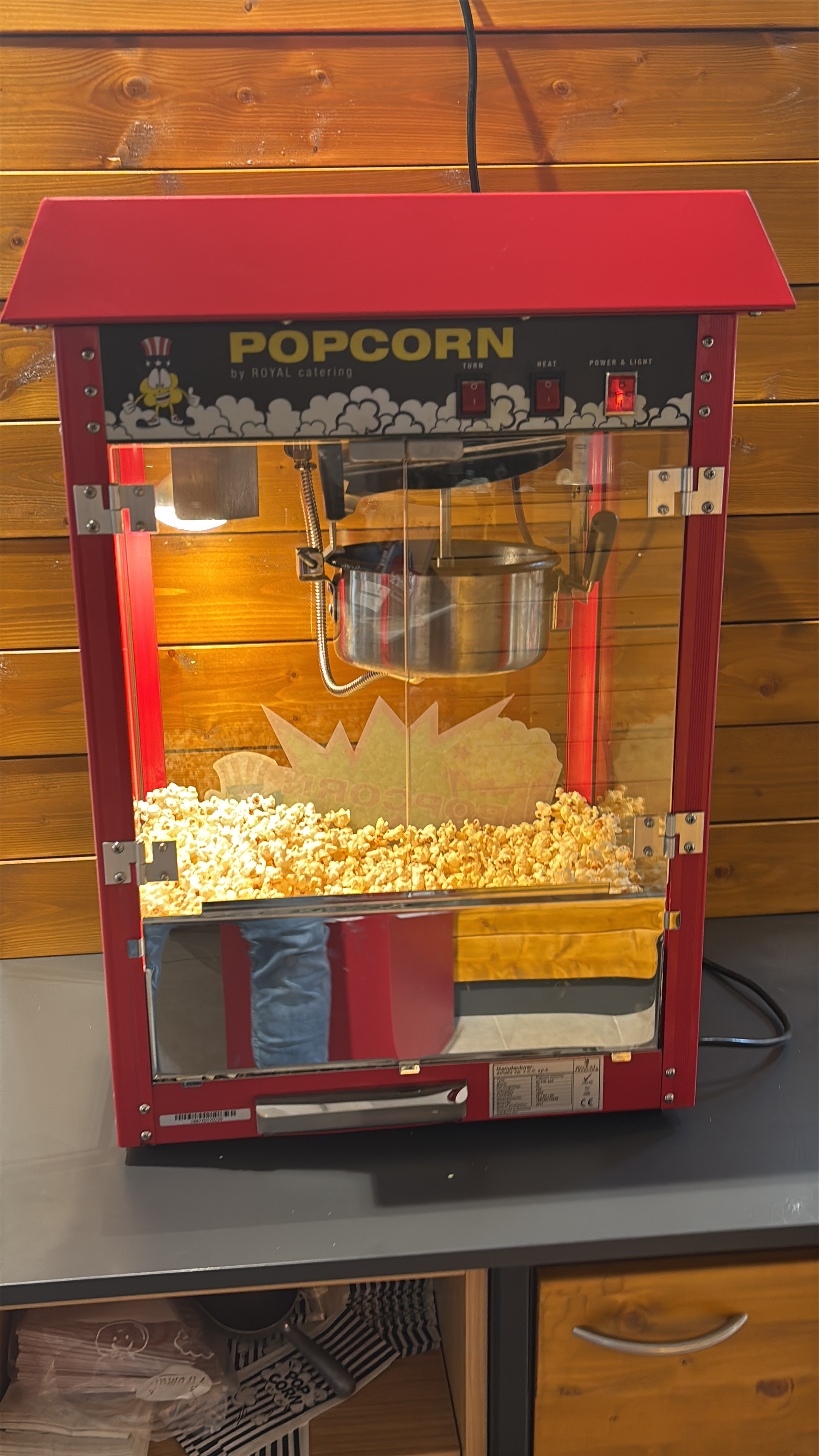 Echte Popcornmaschine von Eventheld Andre mit frisch zubereitetem Popcorn